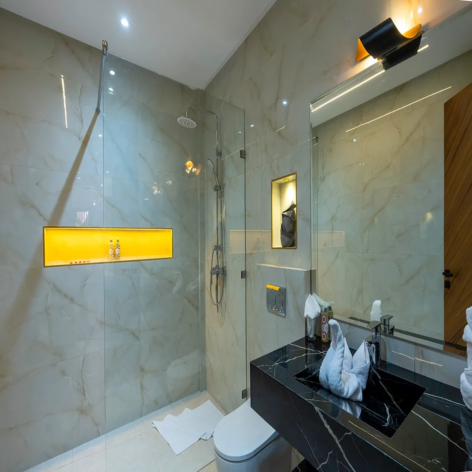 Une salle de bain en marbre