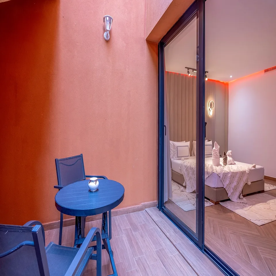 Un patio et sa table