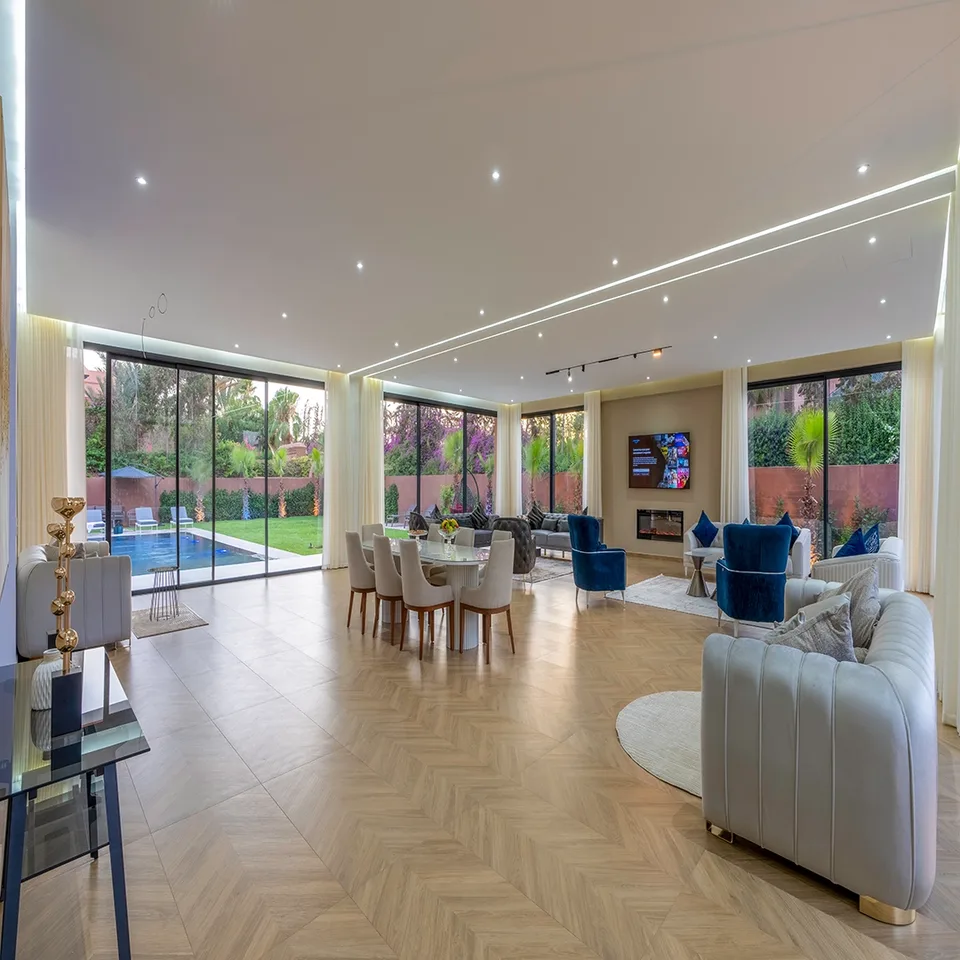 Le grand salon de la villa, ouvert sur la piscine