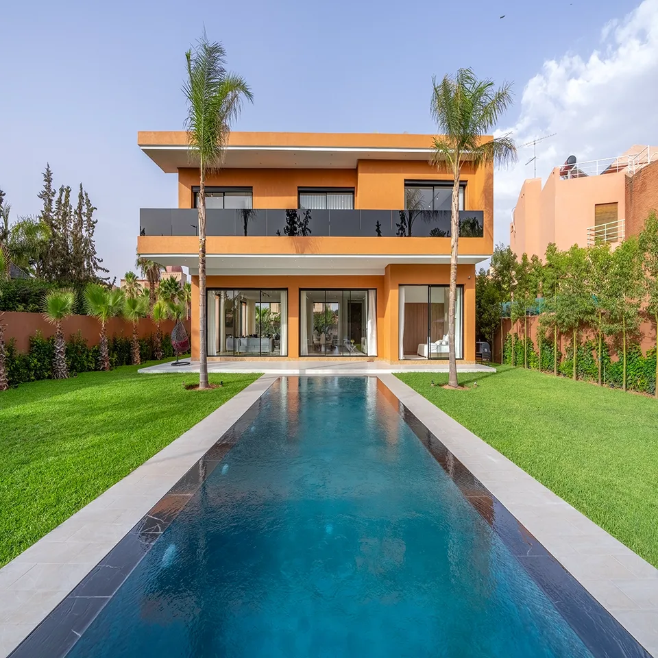La piscine face à la villa
